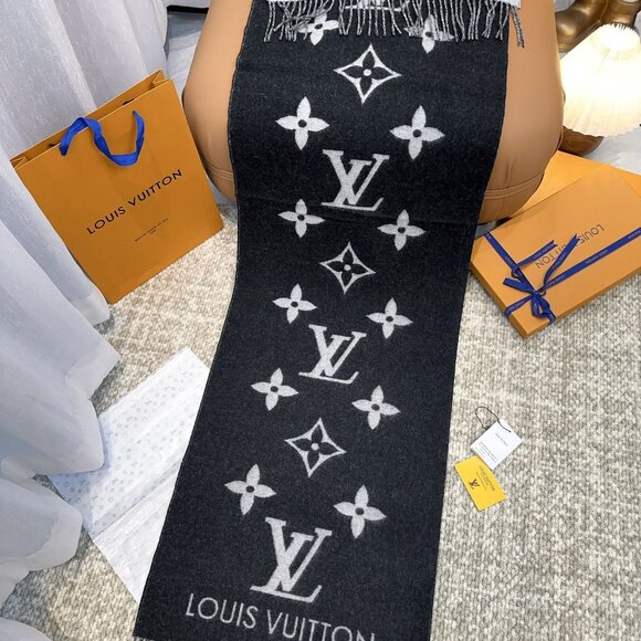 Louis Vuitton wool scarf - Picture 6 of 9